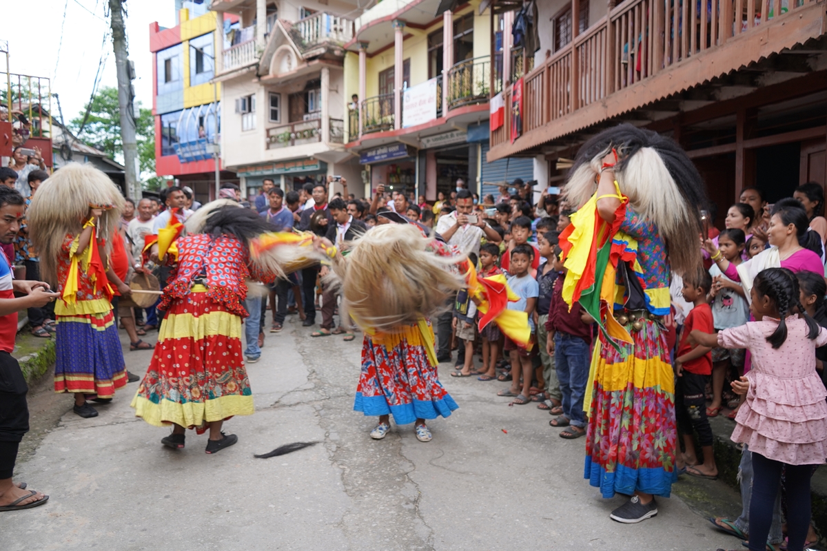 सङ्खुवासभामा विधिवत् रुपमा लाखे जात्रा सुरु (भिडियो सहित)